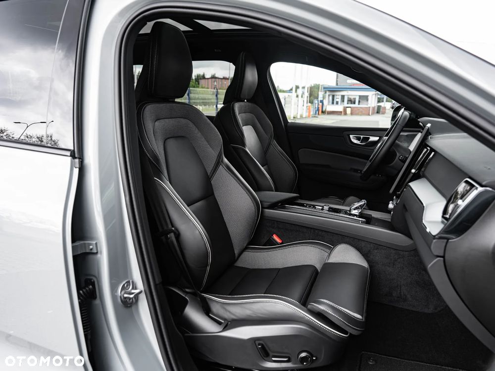 Volvo XC 60 B5 B AWD Plus Dark - 25