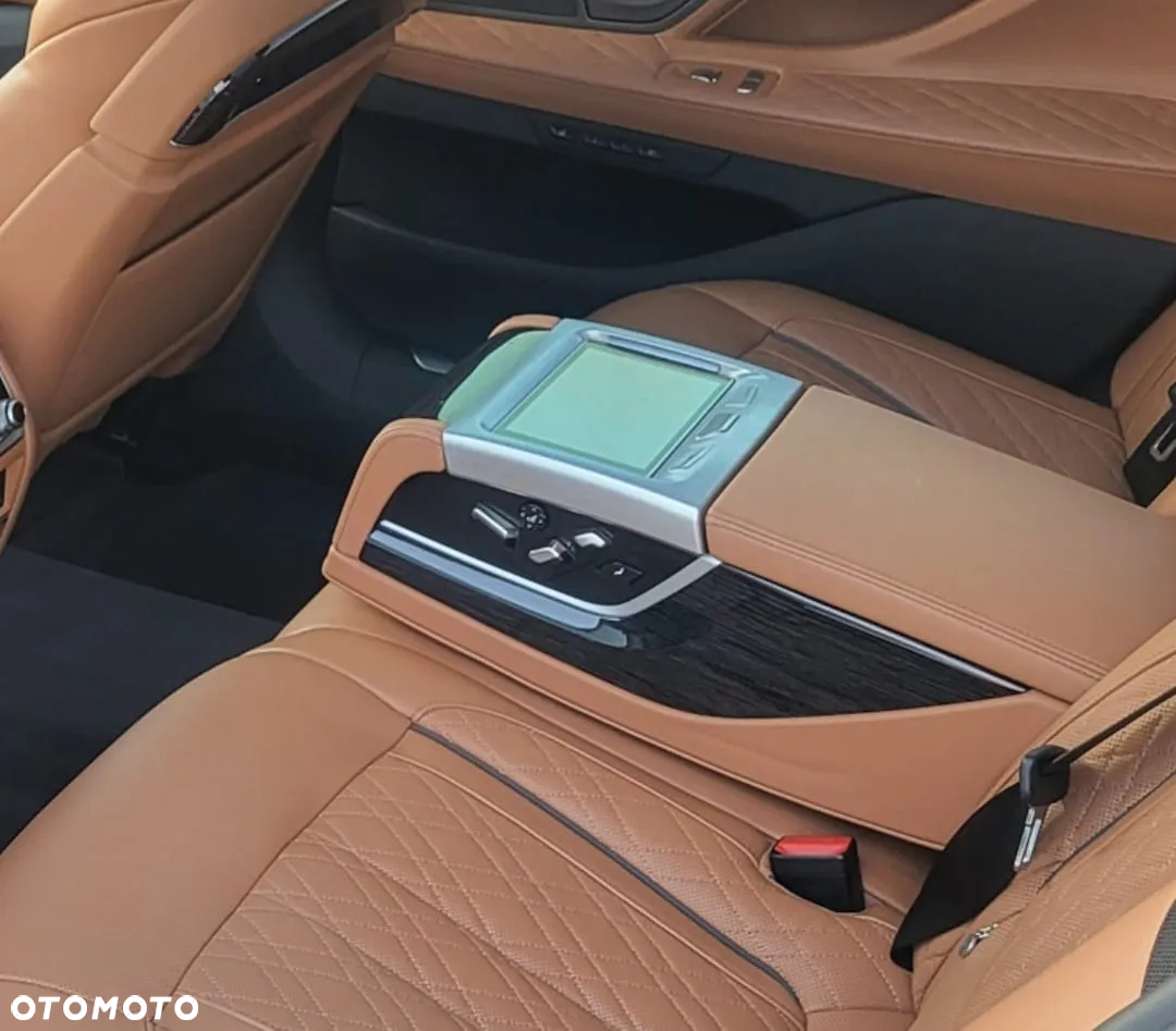 BMW Seria 7 750Li xDrive - 17