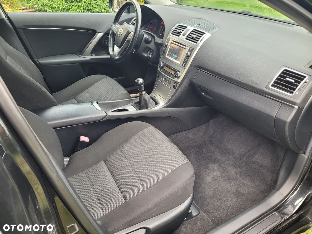 Toyota Avensis 1.6 Premium - 12