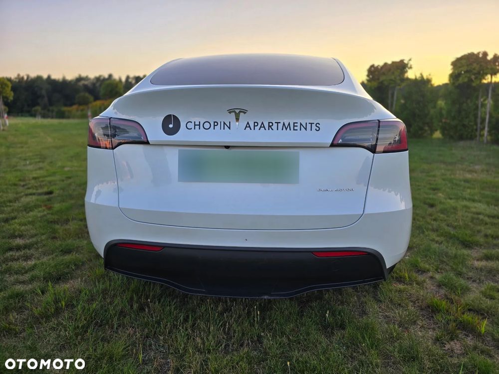Tesla Model Y - 8