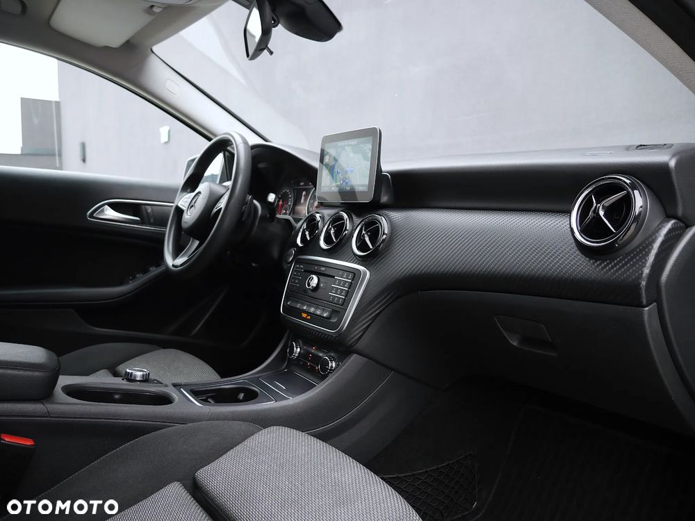 Mercedes-Benz GLA 180 7G-DCT - 25