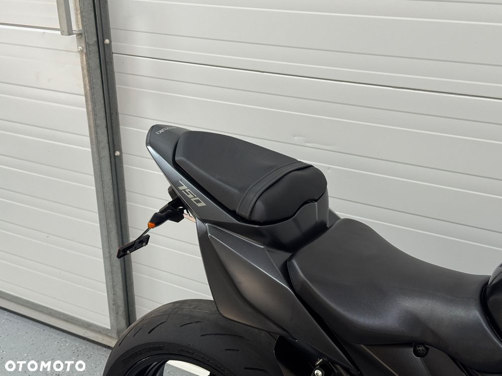 Suzuki GSR - 4