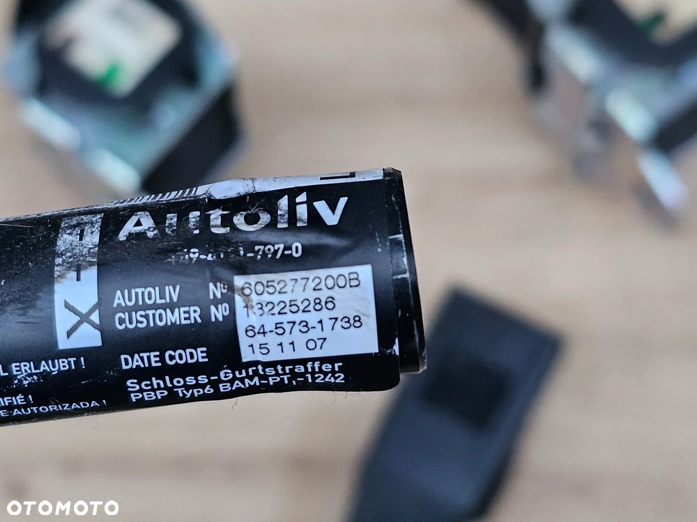 PASY DOPINACZE NAPINACZE PRZÓD OPEL CORSA D KOMPLET DWIE KOŚCI 13225285 13225286 - 12