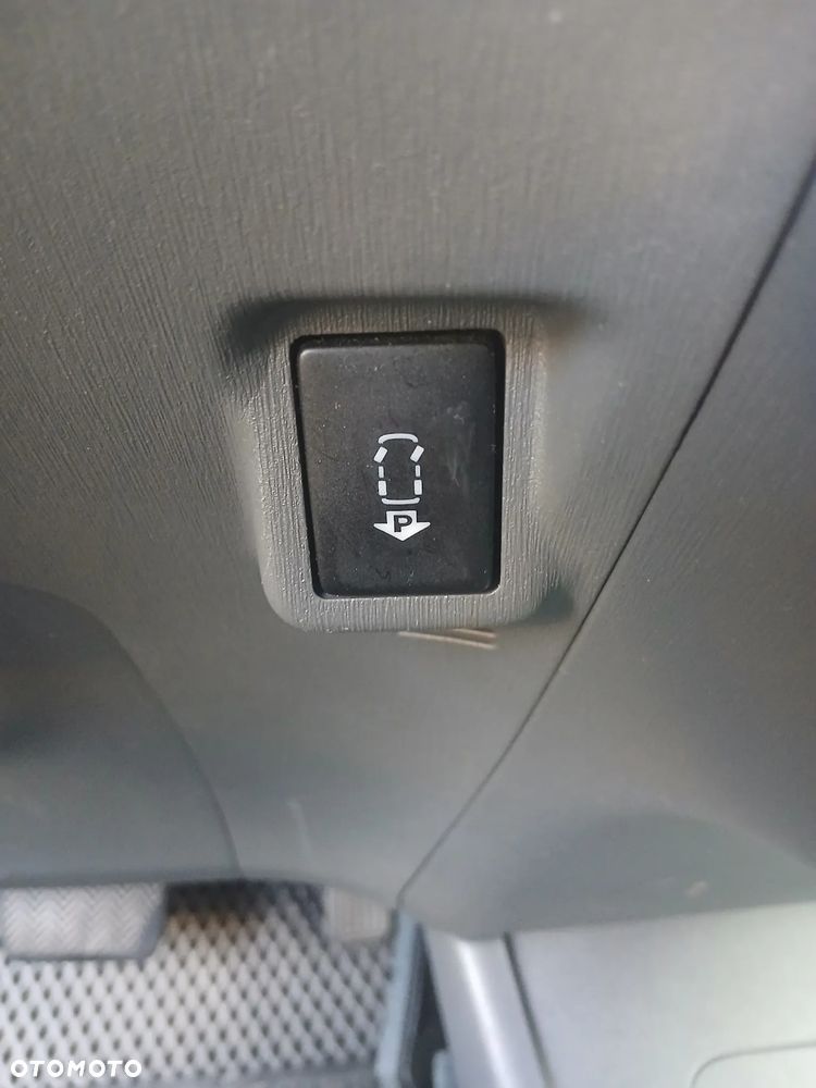Toyota Prius (Hybrid) Executive - 11