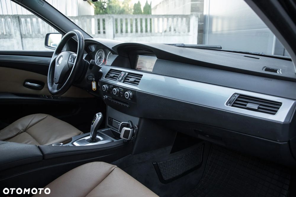BMW Seria 5 525d xDrive Touring - 28