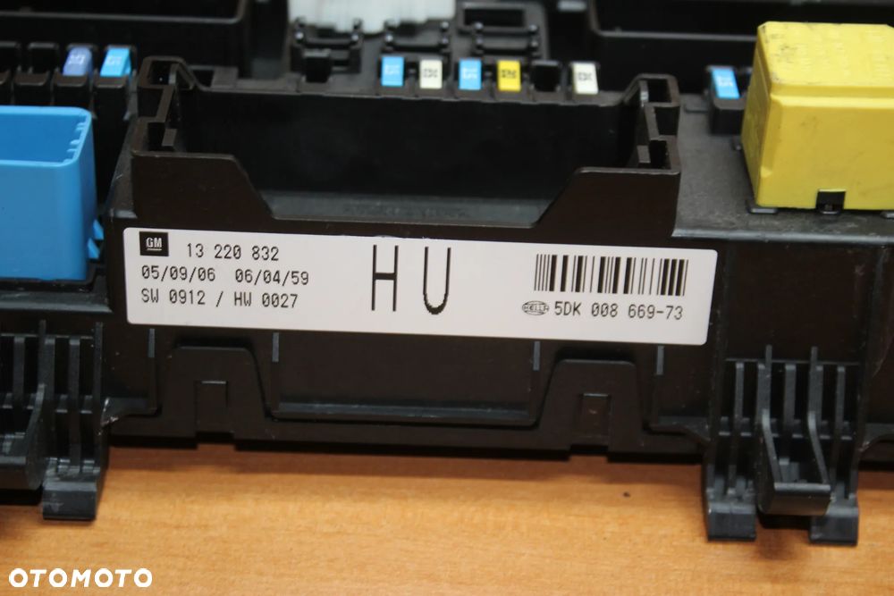 SKRZYNKA BEZPIECZNIKÓW MODUŁ KOMFORTU BSI OPEL ASTRA H III ZAFIRA B 13220832 HU - 2