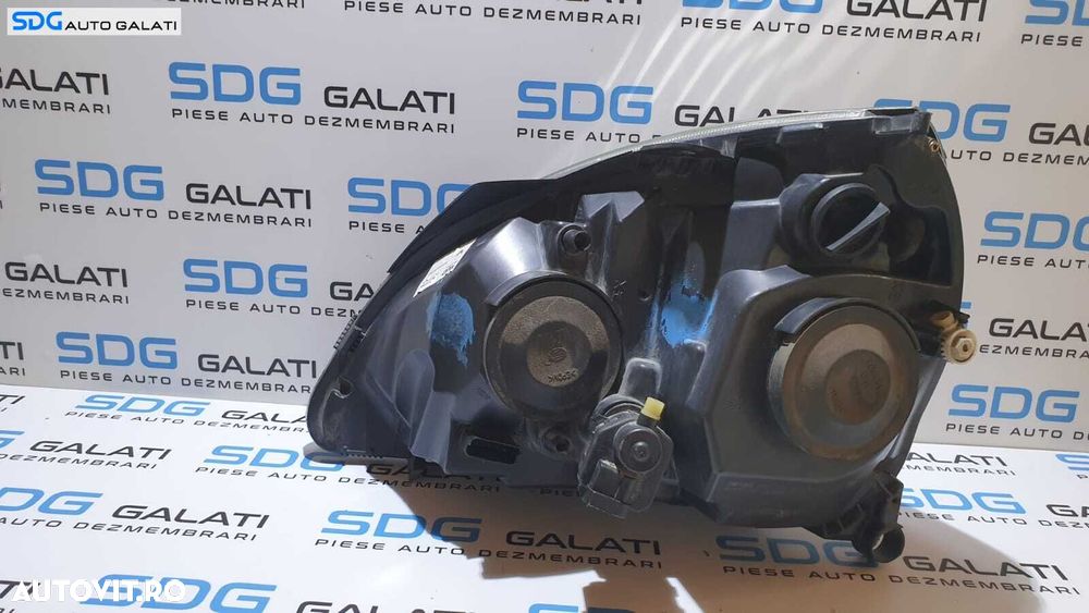 Far Dreapta cu Defect Renault Clio 2 1998 - 2012 Cod 8200228792 - 2