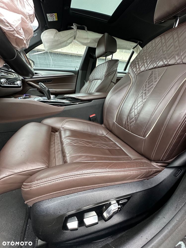BMW Seria 5 M550i xDrive sport - 24