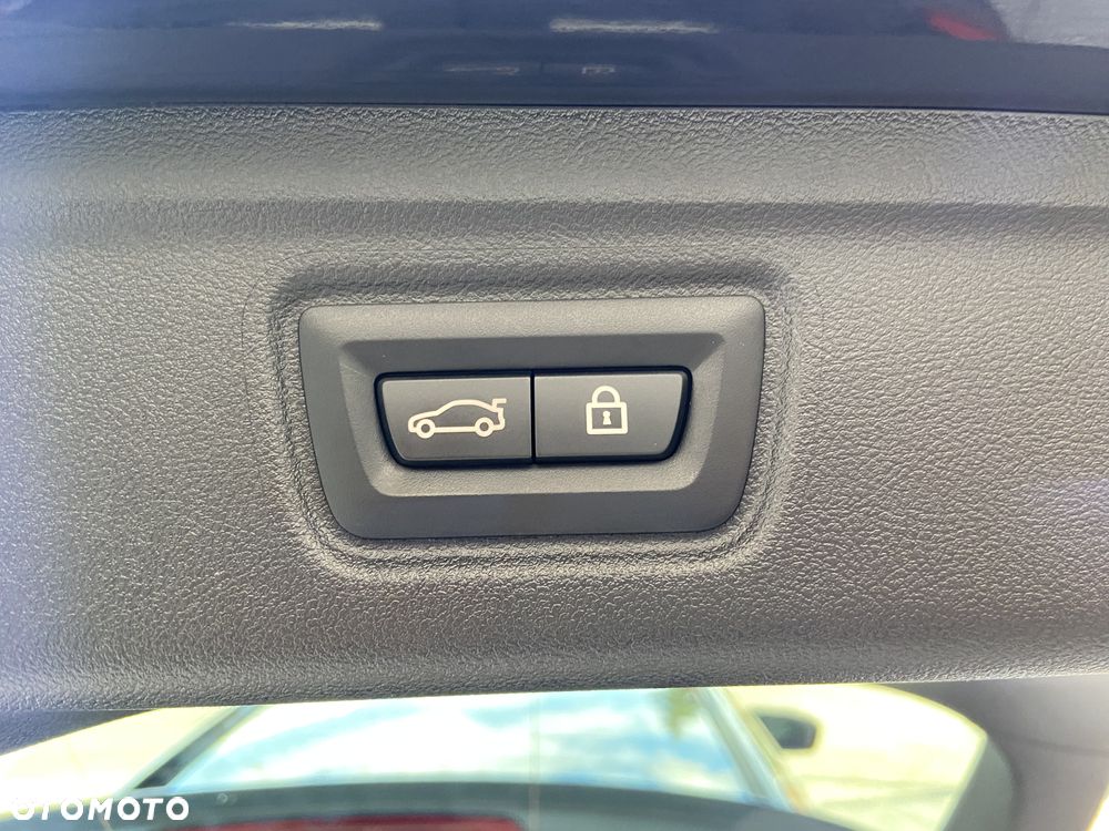 BMW Seria 3 330e M Sport - 15