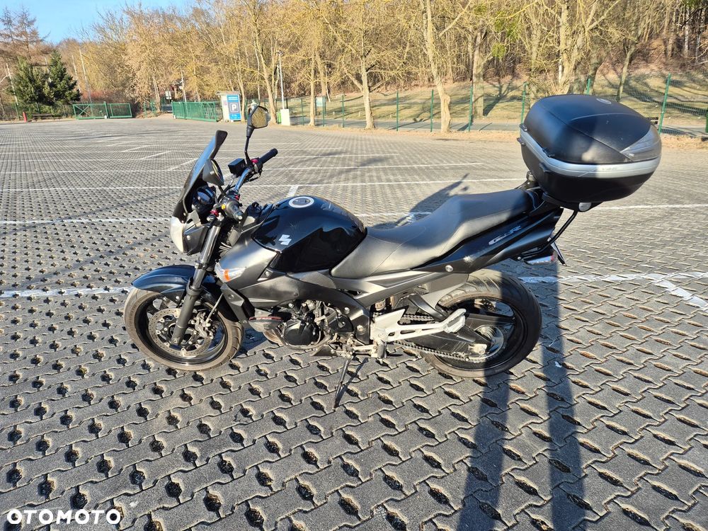 Suzuki GSR - 9