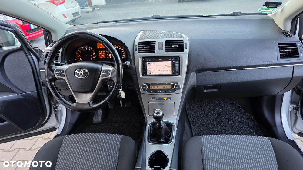 Toyota Avensis 1.8 Comfort - 24