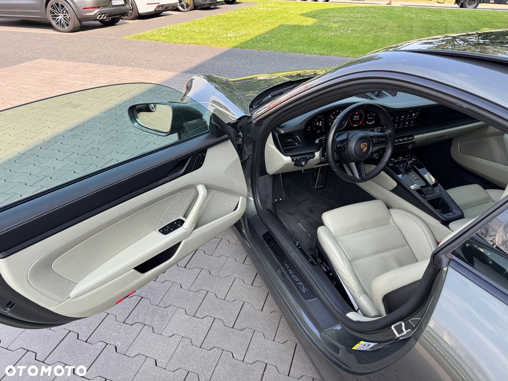 Porsche 911 Carrera 4 GTS - 28