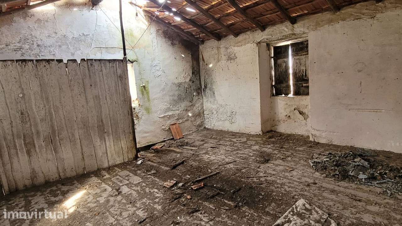 Moradia para remodelar junto à praia da Ereira - Grande imagem: 5/16