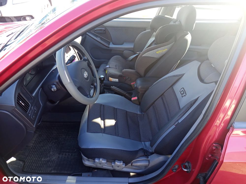 Hyundai Elantra - 16