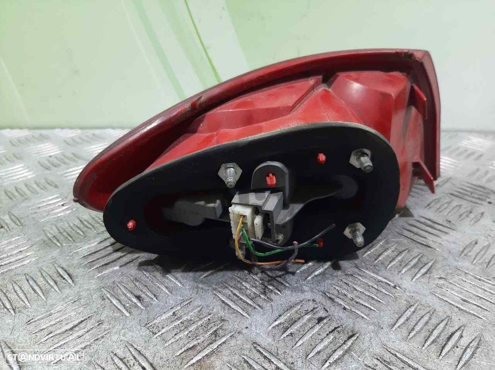 FAROLIM TRASEIRO DIREITO ALFA ROMEO 147 2005 -46556347 - 3