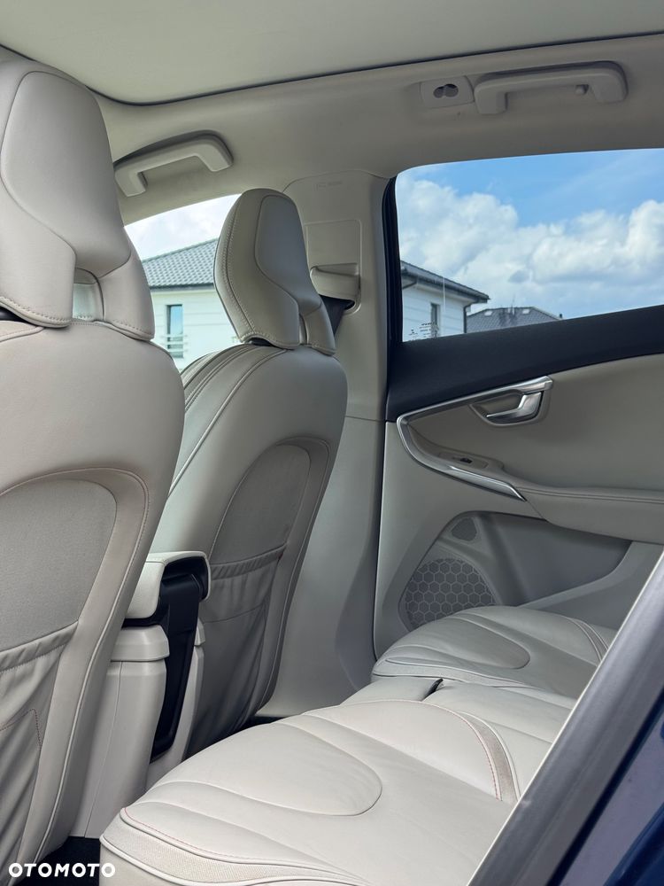 Volvo V40 Cross Country T4 Drive-E Ocean Race - 8
