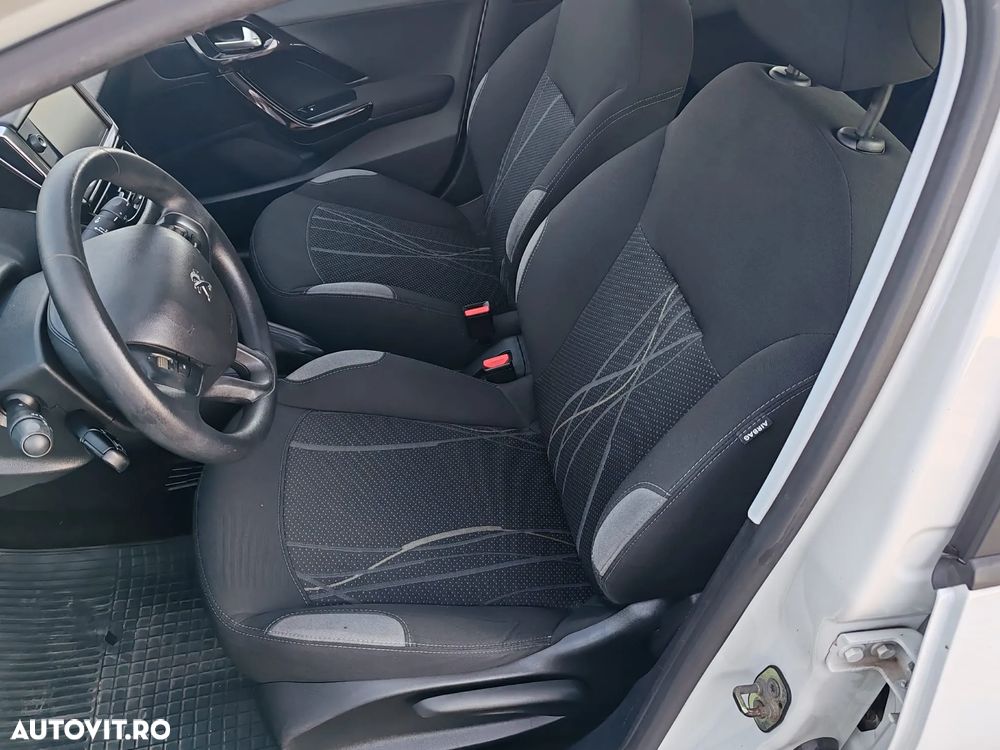 Peugeot 208 - 8