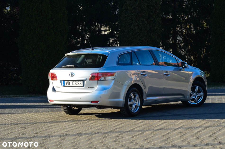 Toyota Avensis 1.8 Comfort - 21