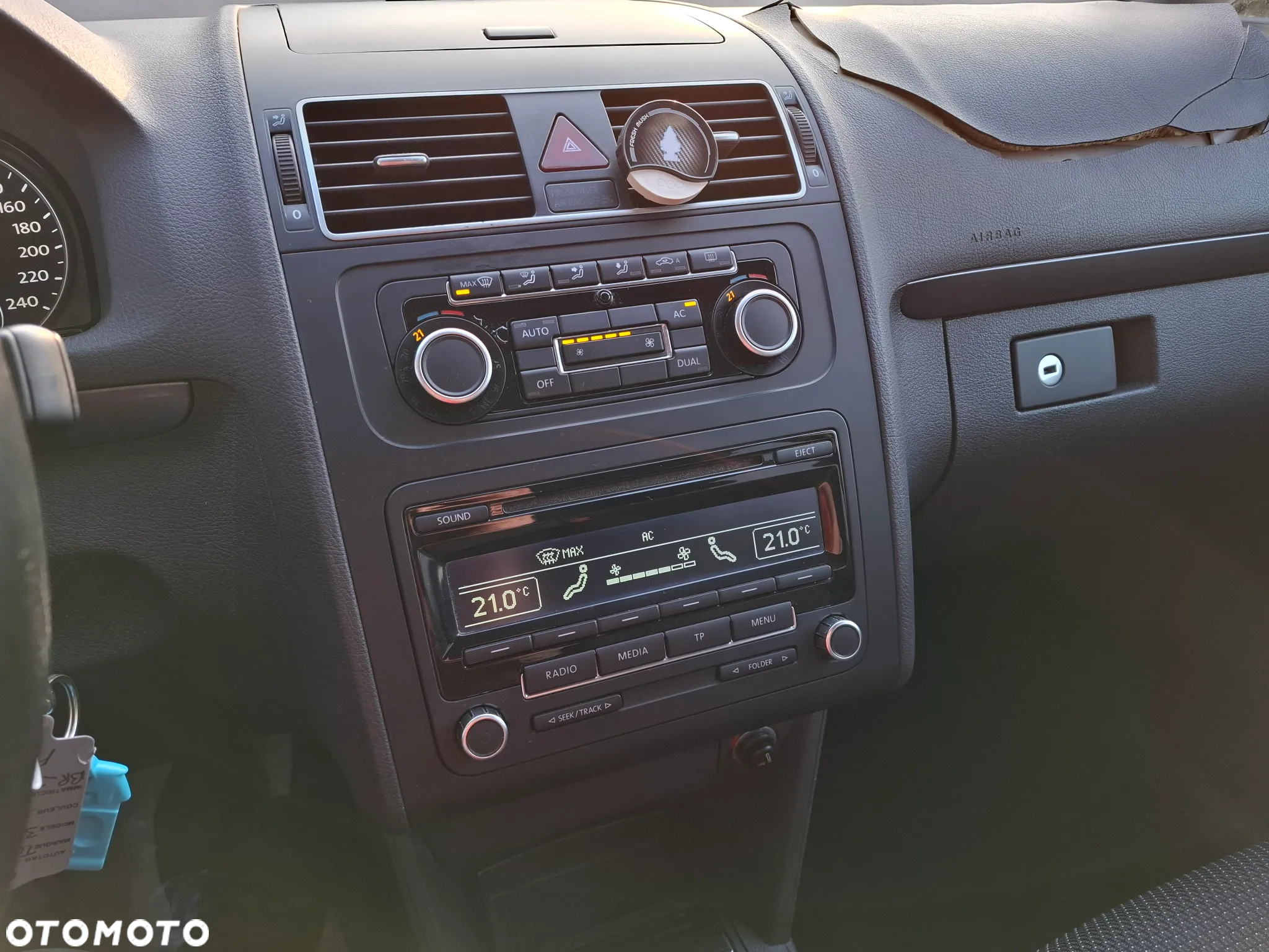 Volkswagen Touran - 27