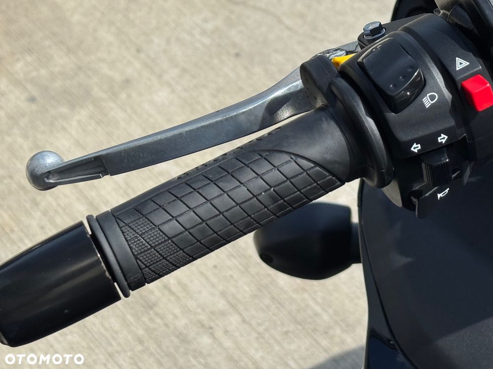 Suzuki GSX - 17
