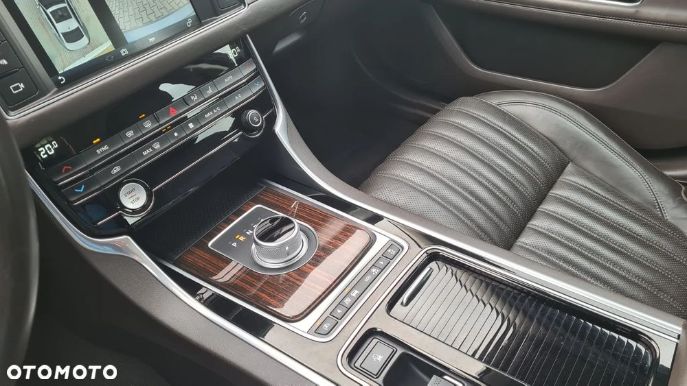Jaguar XF 20d Portfolio - 8
