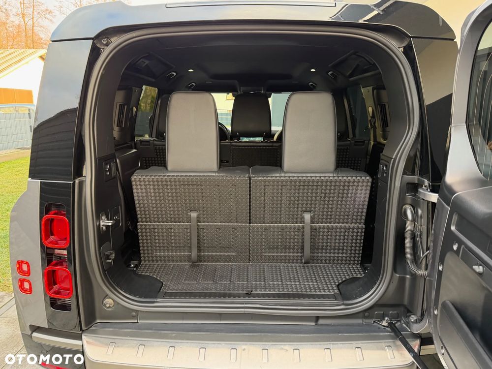 Land Rover Defender 110 D250 X-Dynamic S - 24