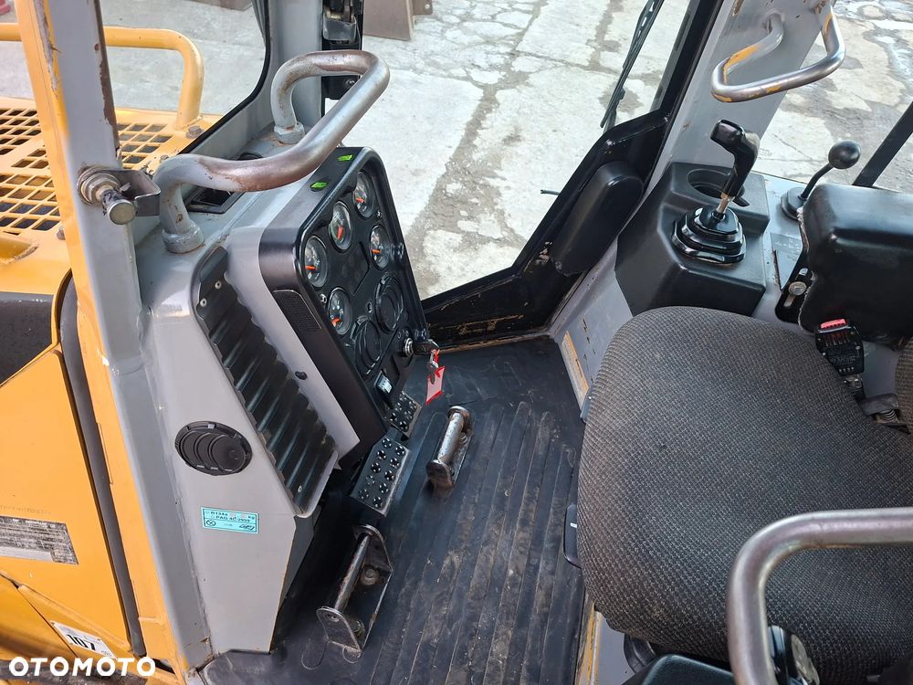 Caterpillar CAT D4G XL - 3