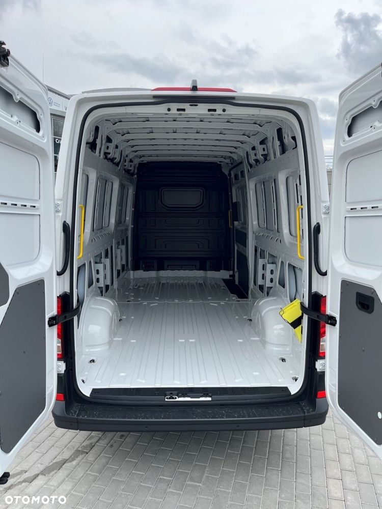 Volkswagen Crafter 35 Furgon z wysokim dachem silnik: 2,0 l EU6 SCR 140 KM / skrzynia biegów: Przedni napęd manualna 6-biegowa rozstaw osi: 4490 mm - 12