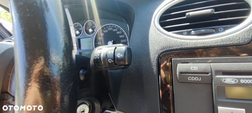 Ford Focus 1.6 16V Ghia - 34