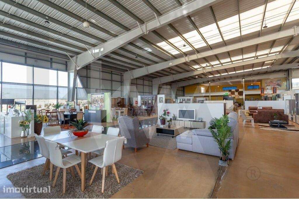 Armazém com  3251,05 m2 inserido no parque industrial de Castelo Branc - Grande imagem: 2/60