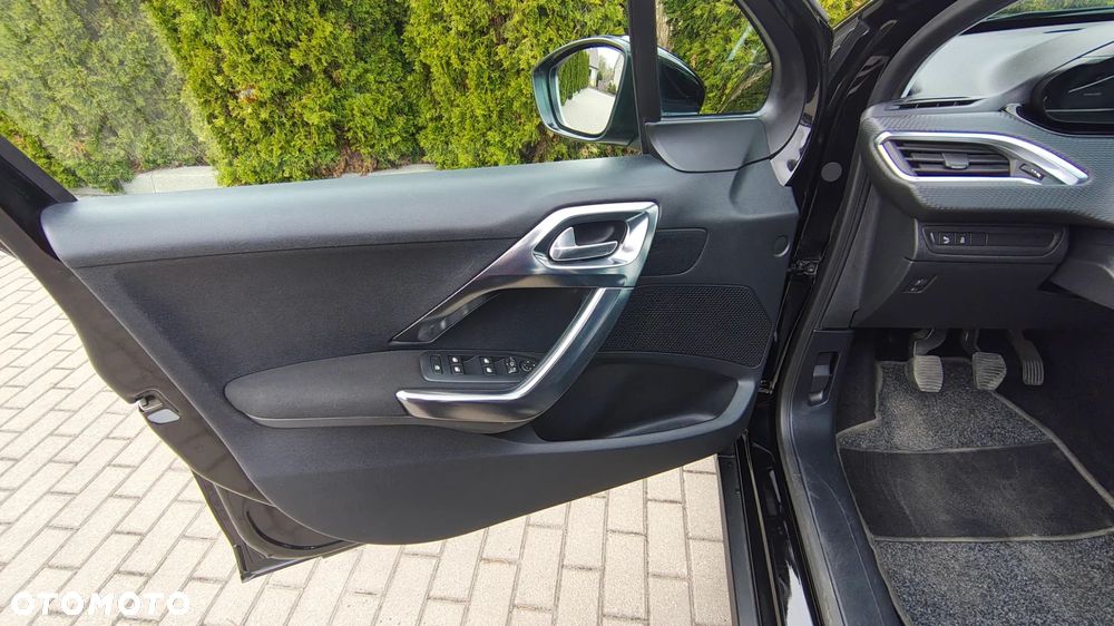 Peugeot 2008 1.6 BlueHDi Allure S&S - 28