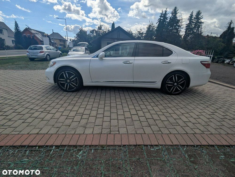 Lexus LS 460 AWD - 23