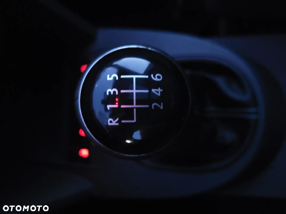 Volkswagen Touran 2.0 TDI DPF MATCH - 23