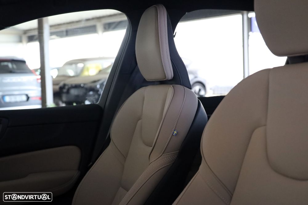 Volvo XC 60 2.0 T6 PHEV Core AWD - 11
