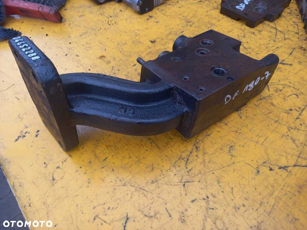 Podpora sekcji hydraulicznych Deutz Fahr Agrotron 180.7 - 5