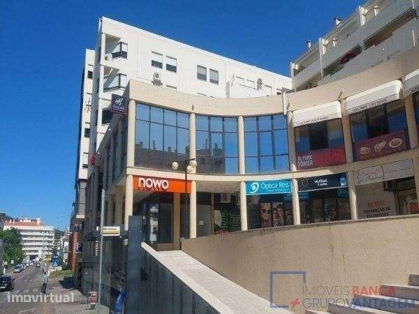 Loja com 98m², localizada no Centro Comercial Fontedeira, em Portal... - Grande imagem: 5/26