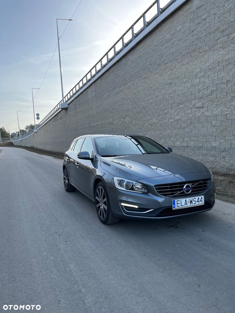 Volvo V60 D6 AWD Plug-in Hybrid R-Design Summum - 3