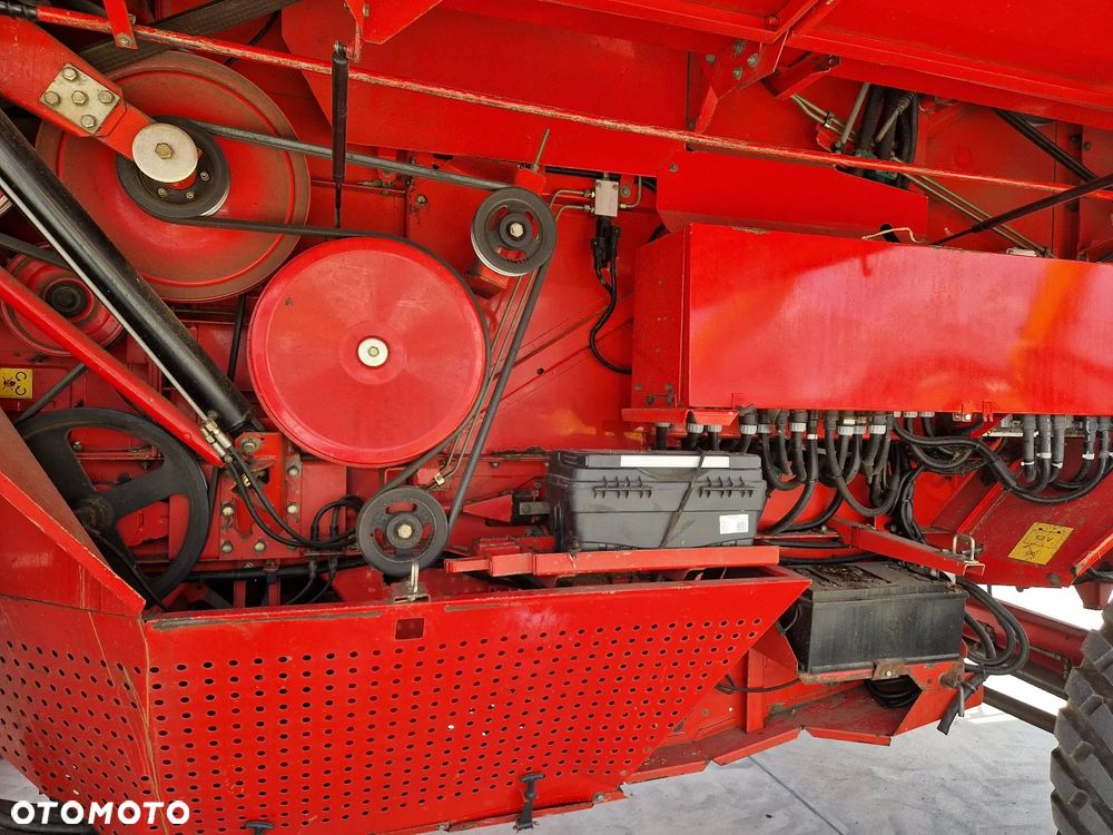Massey Ferguson MF 36 Claas New Holland P600 - 21