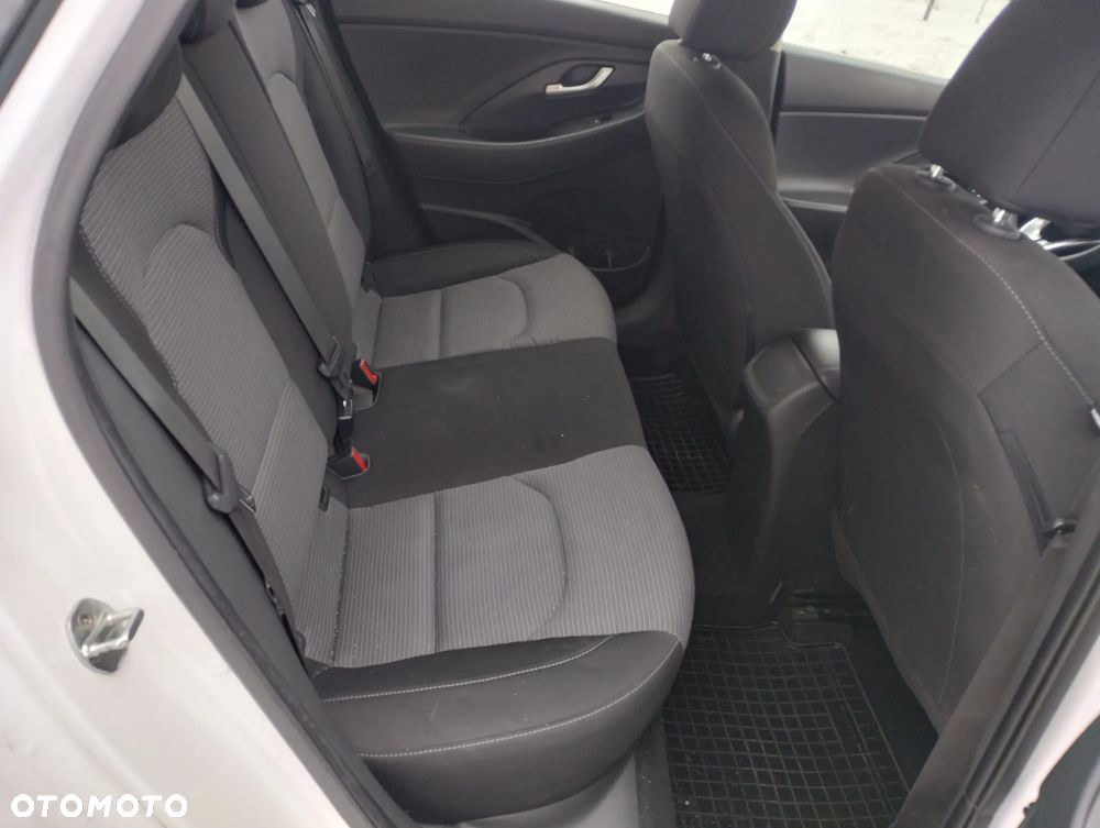 Hyundai i30 1.5 DPI Classic + - 12