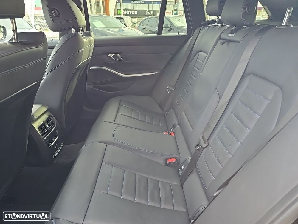 BMW 320 d Pack Desportivo M Auto - 11