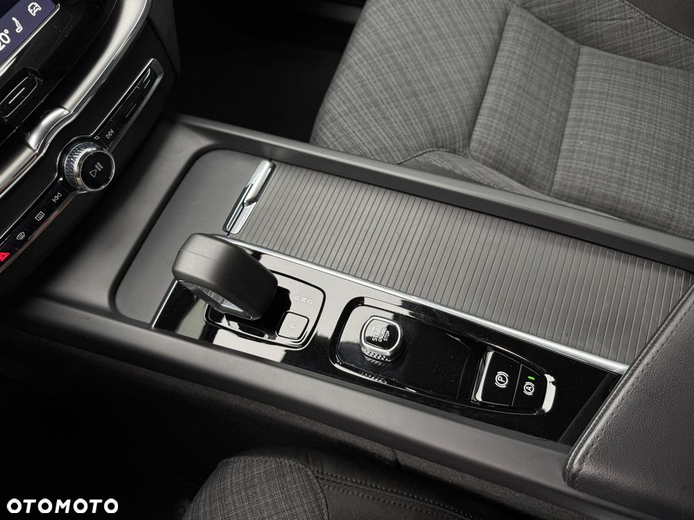 Volvo XC 60 B4 B Essential - 26