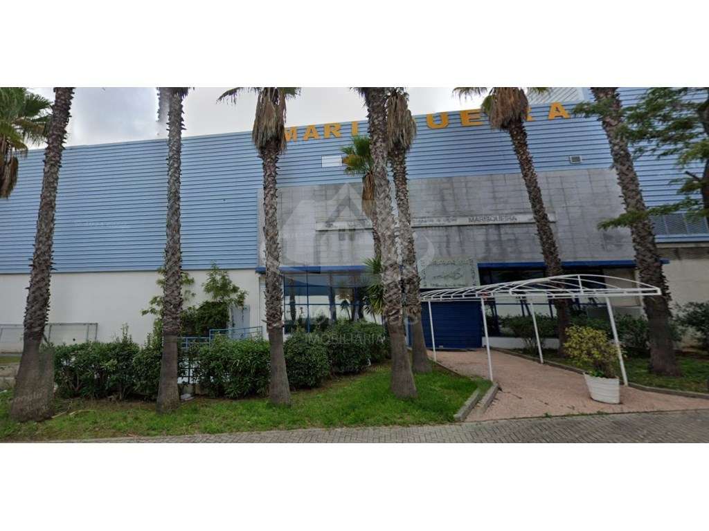Armazém localizado na prestigiada zona industrial de Vialonga - Grande imagem: 3/15