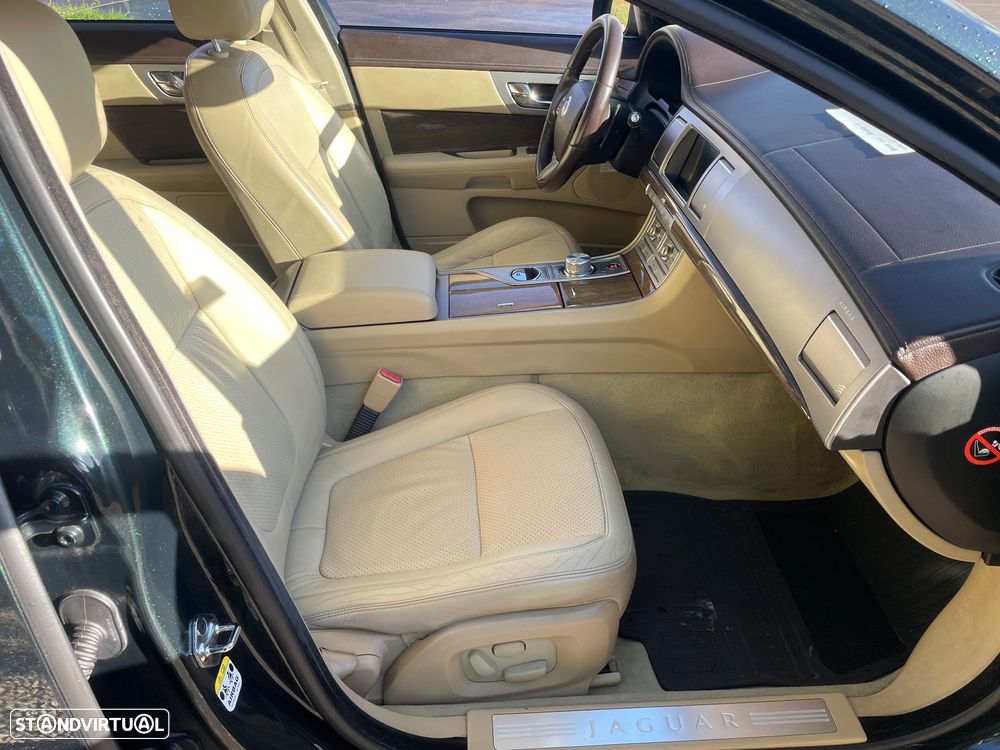 Jaguar XF 2.7 D V6 Premium Luxury - 9
