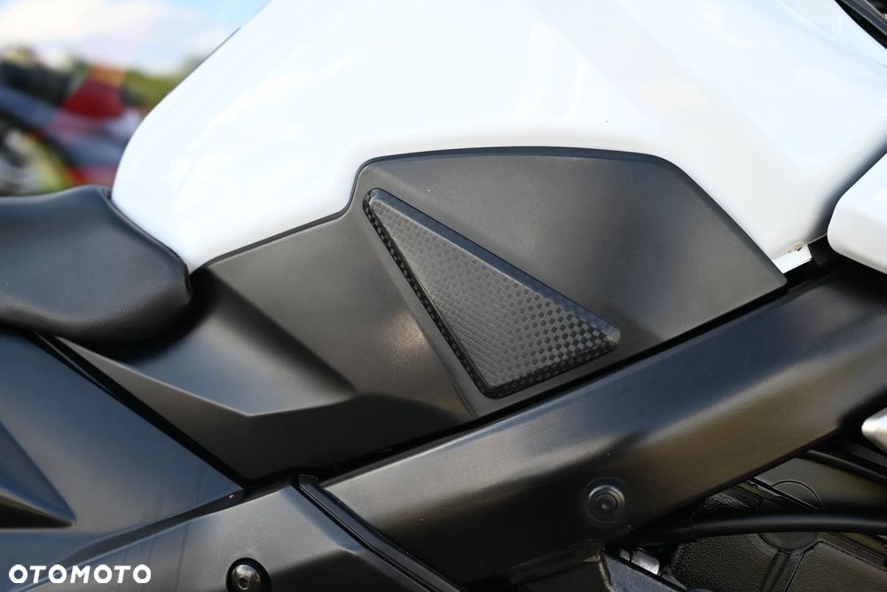 Suzuki GSR - 31