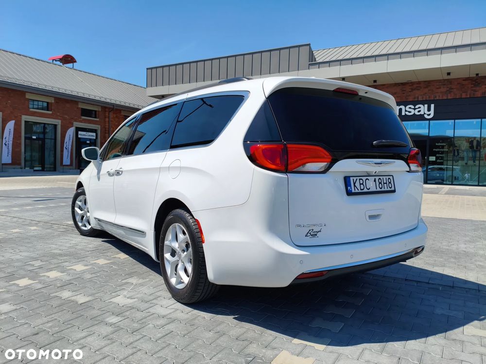 Chrysler Pacifica - 8