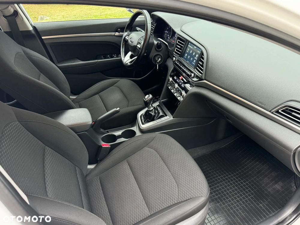 Hyundai Elantra 1.6 Comfort - 21