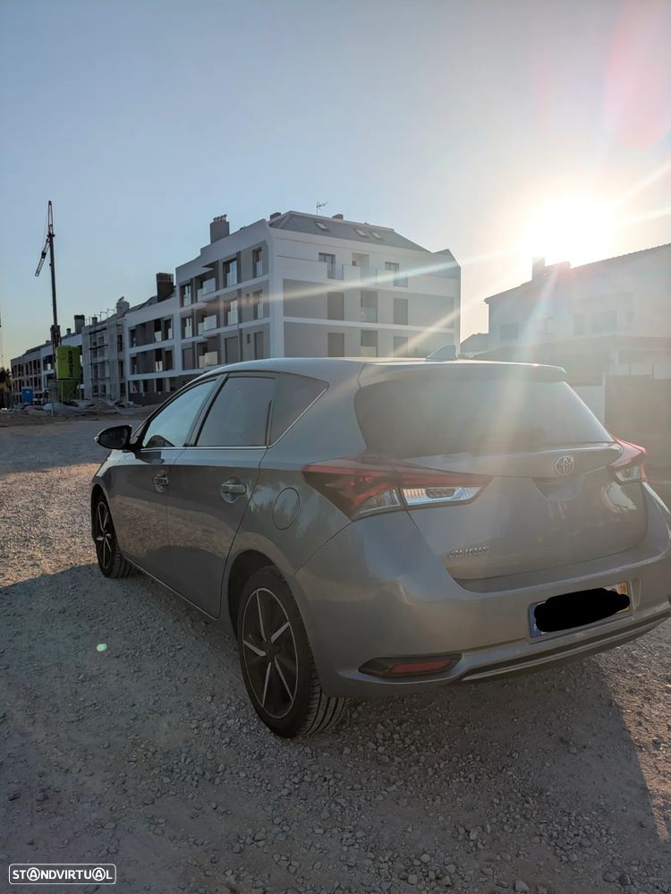 Toyota Auris 1.4 D-4D Com. +P.Techno+P.Sport - 4