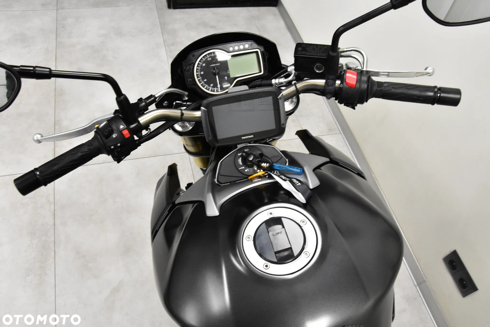 Suzuki GSR - 21