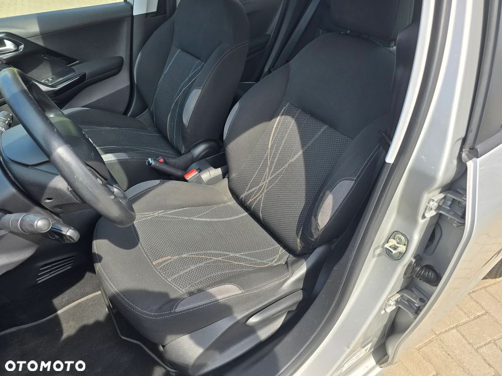 Peugeot 208 - 12