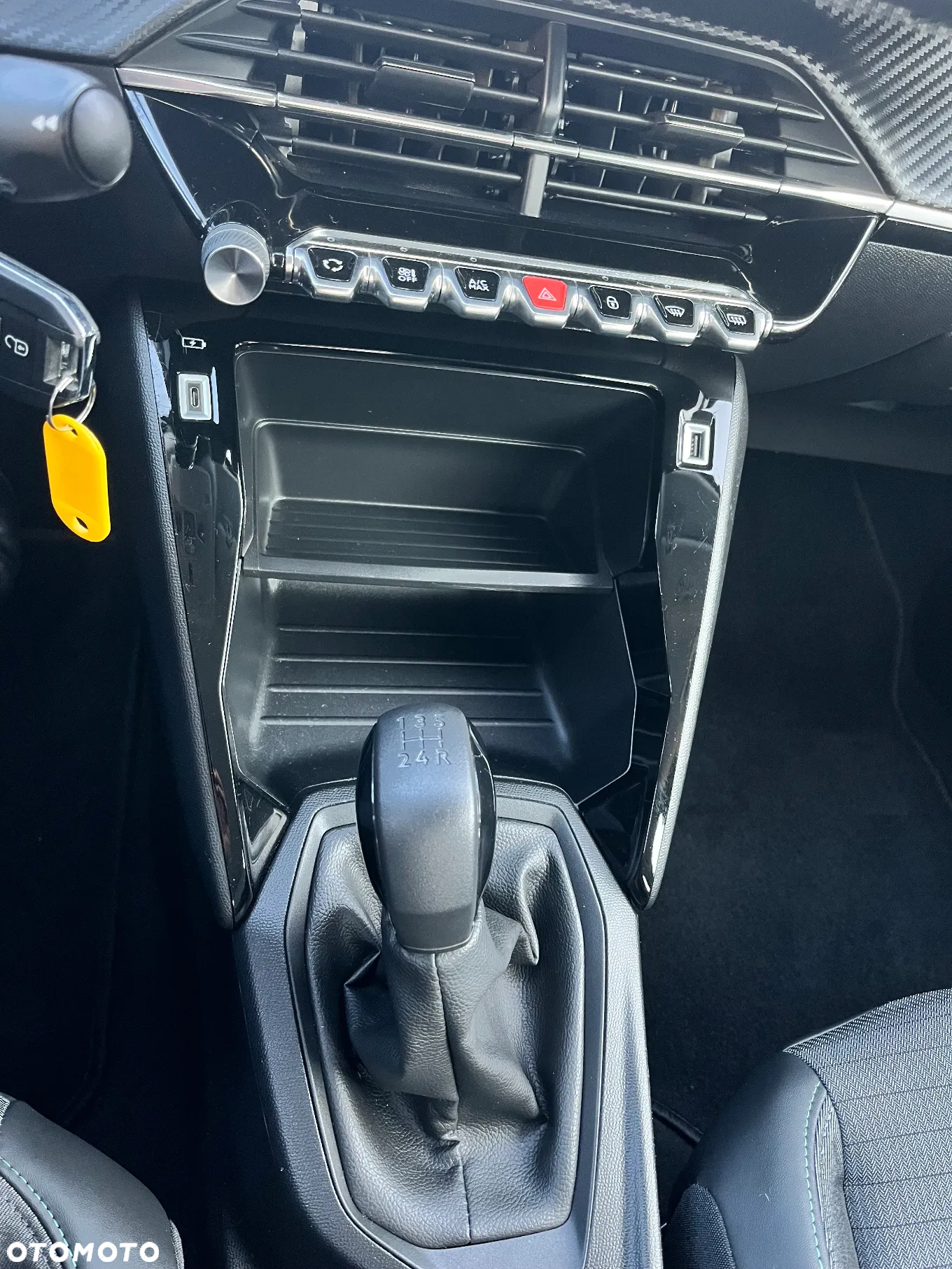 Peugeot 208 - 24